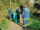 Bufdis und Helfer des Ortsverbandes Chemnitz im Wald beim Aufsammeln von Müll